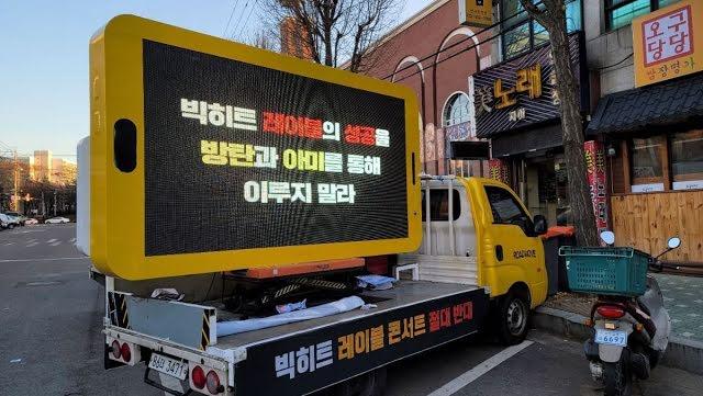 Fan BTS gửi hẳn xe tải đến tòa nhà Big Hit phản đối kế hoạch tương lai-3