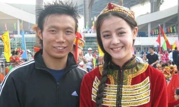 Ảnh thuở nhỏ của Địch Lệ Nhiệt Ba cực phẩm cỡ này mà cô vẫn khiêm tốn nhận xấu-6