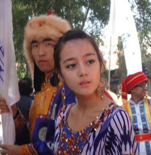 Ảnh thuở nhỏ của Địch Lệ Nhiệt Ba cực phẩm cỡ này mà cô vẫn khiêm tốn nhận xấu-7