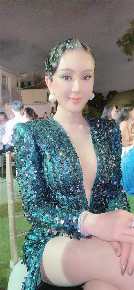 Lâm Khánh Chi thay liền 2 bộ váy lồng lộn lấn át cô dâu trong đám cưới Quý Bình-3