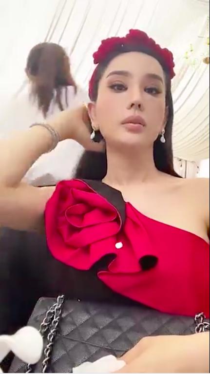 Lâm Khánh Chi thay liền 2 bộ váy lồng lộn lấn át cô dâu trong đám cưới Quý Bình-6