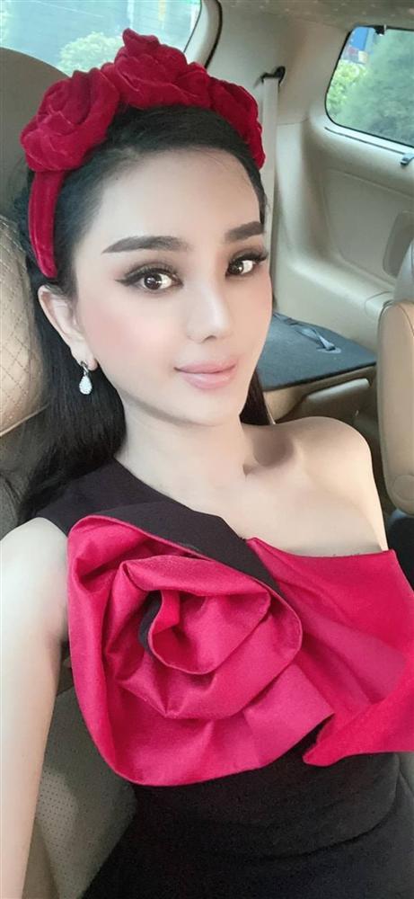 Lâm Khánh Chi thay liền 2 bộ váy lồng lộn lấn át cô dâu trong đám cưới Quý Bình-5