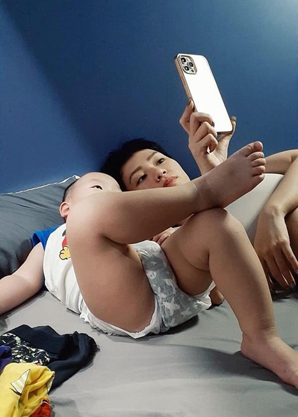 Quý tử thứ 2 nhà Trà My Idol khoe dáng nằm "bá đạo" bên mẹ. Nhóc tỳ tên Hayden, hiện gần 2 tuổi.