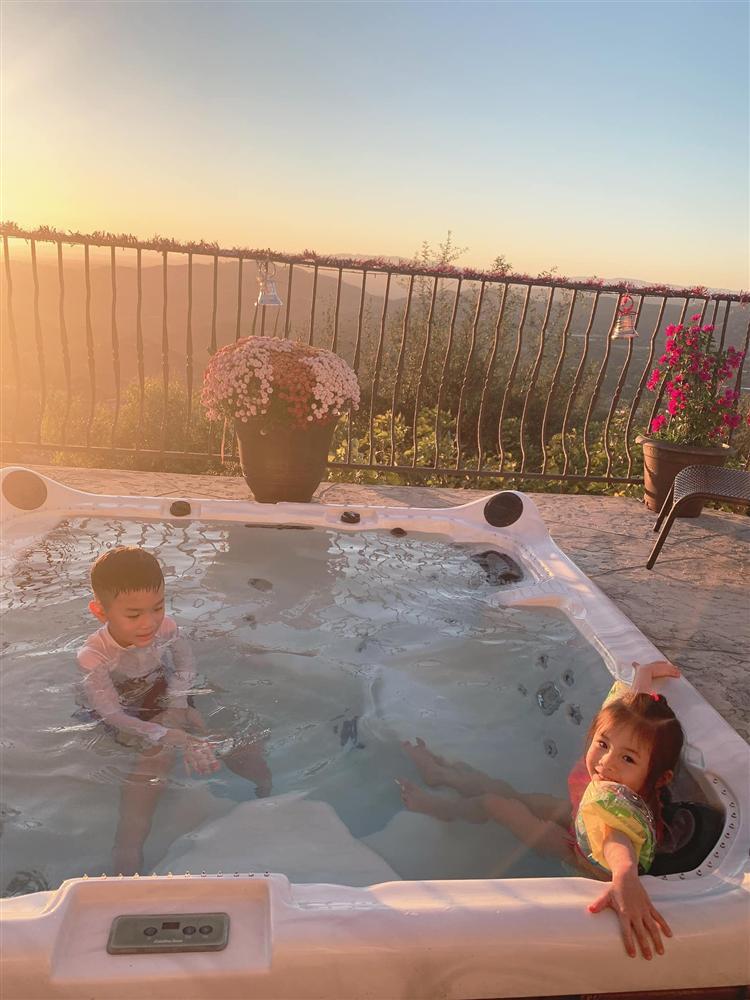 Loạt ảnh con trai 9 tuổi của Ngô Kiến Huy bên mẹ đẻ-6