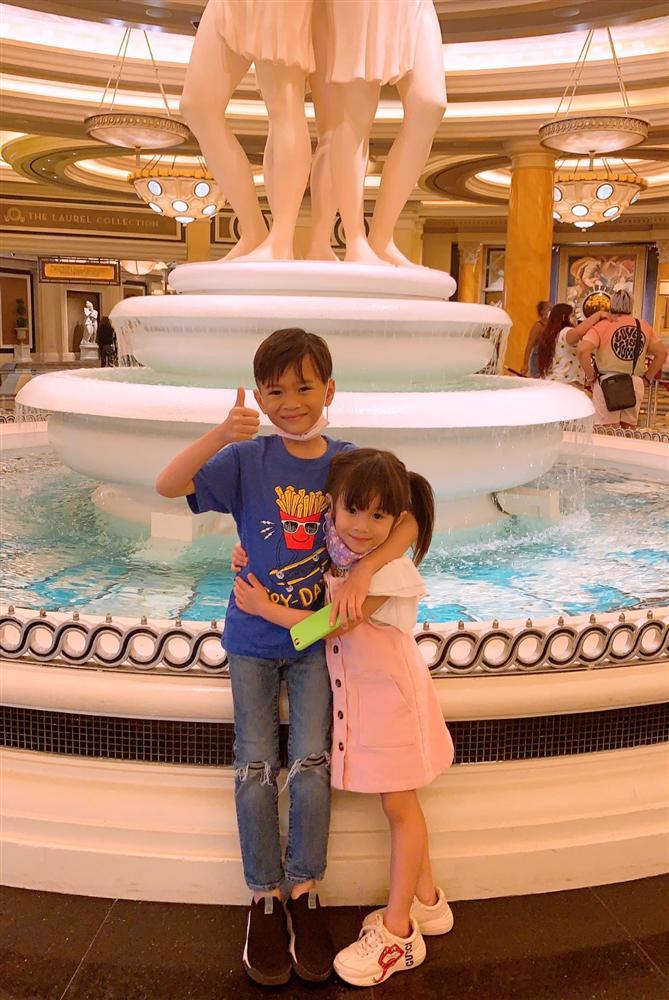 Loạt ảnh con trai 9 tuổi của Ngô Kiến Huy bên mẹ đẻ-7