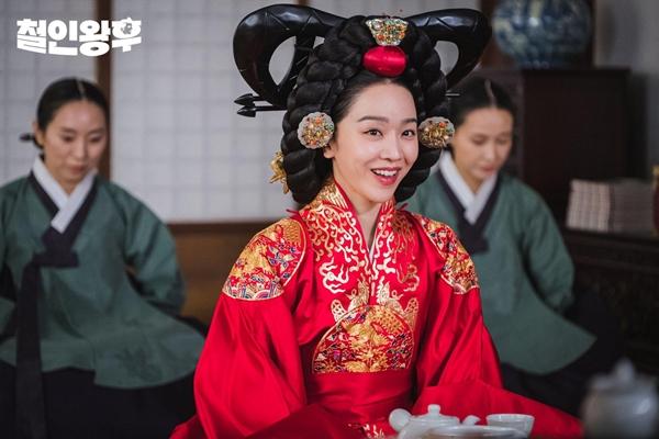 GÓC ĐÀO MỘ: Hoàng hậu Shin Hye Sun của Mr. Queen từng làm nền cho Nhã Phương-9