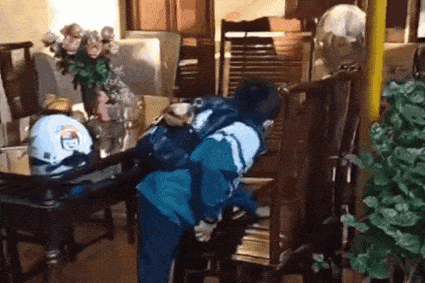 Clip: 'Chết cười' với cậu bé 'não cá vàng', đeo cặp sách trên vai vẫn đi tìm khắp nhà