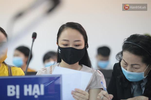 Xót xa nữ tiếp viên bị tài xế Mercedes đâm thiệt hại 79% sức khỏe chống nạng đến tòa-4