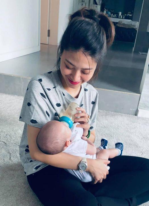 BTV Ngọc Trinh gây sốt với ảnh chăm con trai Kim Lý - Hà Hồ-1