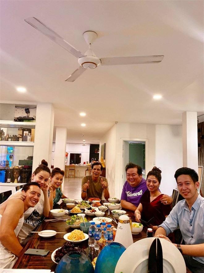 BTV Ngọc Trinh gây sốt với ảnh chăm con trai Kim Lý - Hà Hồ-5