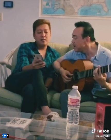 Fan truyền tay clip cố nghệ sĩ Chí Tài song ca cùng Trường Giang, nghẹn ngào với lời chia sẻ: Từ nay không còn ai đánh đàn cho em hát nữa-1