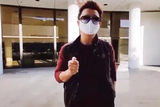 Youtuber gây bức xúc khi chụp ảnh hồ sơ thân nhân nghệ sĩ Chí Tài tại Mỹ đưa lên mạng