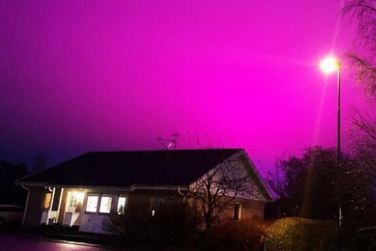 Bầu trời Thụy Điển bất ngờ chuyển sang màu tím lạ