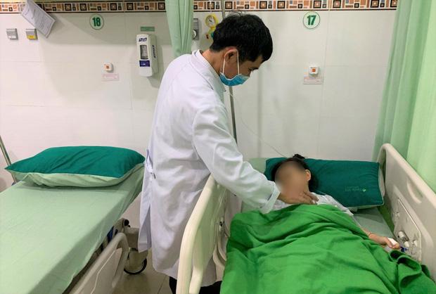 Bé gái 4 tuổi nuốt đồng xu vào bụng trong lúc chơi đùa-1