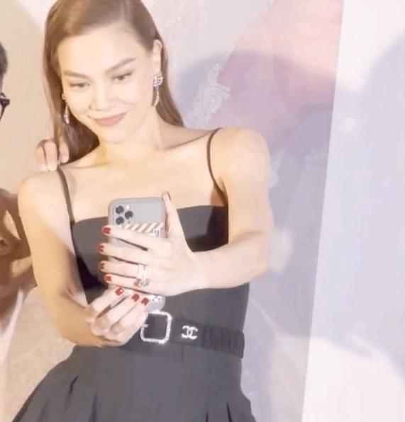 Gương mặt Hồ Ngọc Hà méo xệch trong bức hình selfie-6