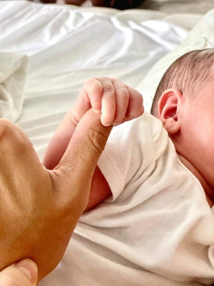 Ông bố nóng bỏng nhất năm gọi tên Kim Lý: Chăm con nhưng liên tục khoe body-7