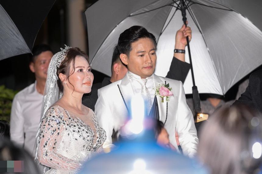 Cô dâu 7X của Quý Bình bị soi nhan sắc ngoài đời khác xa ảnh cưới-5