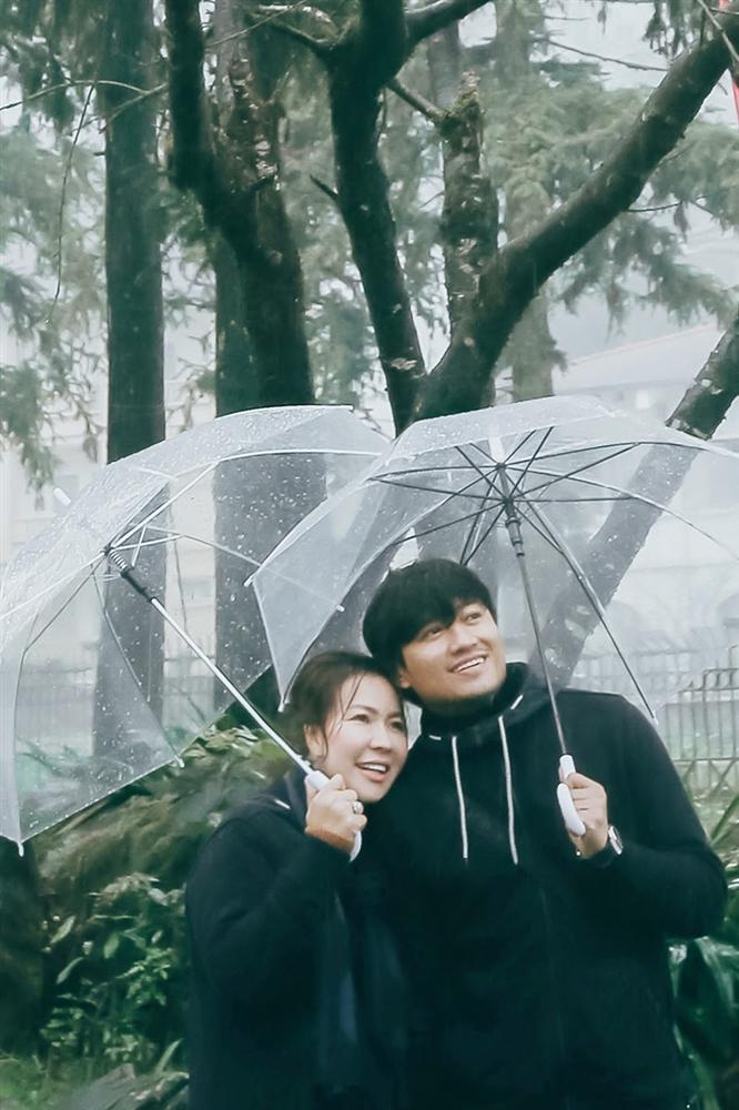 Cô dâu 7X của Quý Bình bị soi nhan sắc ngoài đời khác xa ảnh cưới-13