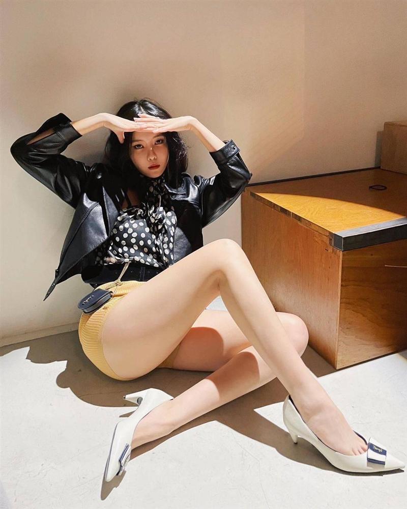 Cứ ngỡ BLACKPINK Rosé diện đồ YSL đã xịn, ai ngờ Hyomin (T-ara) đỉnh không kém-9