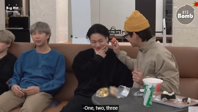 To gấp đôi V nhưng Jungkook vẫn bị bắt nạt chỉ vì quả trứng với ly mỳ-2