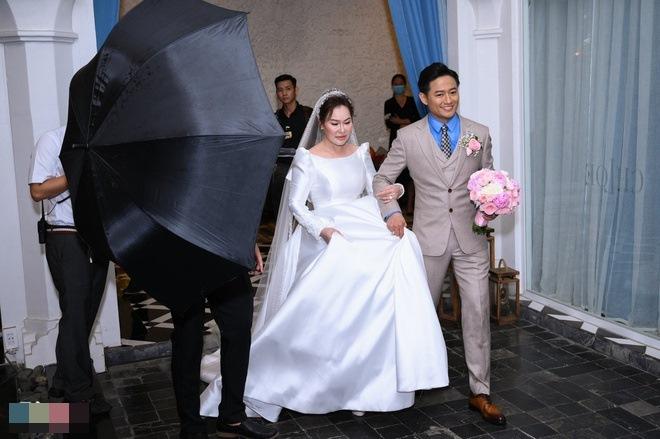 Cô dâu 7X của Quý Bình bị soi nhan sắc ngoài đời khác xa ảnh cưới-7