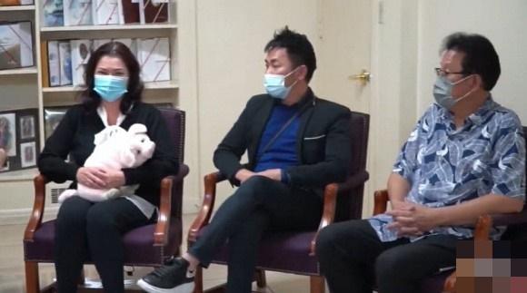 Bà xã cố nghệ sĩ Chí Tài khóc nghẹn, tay giữ chặt món quà chồng tặng lúc sinh thời-3