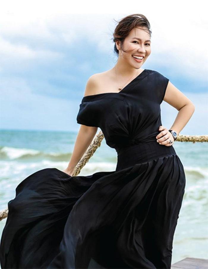 Thuộc thế hệ 7X, bà xã Quý Bình chuộng style gợi cảm hack tuổi-10