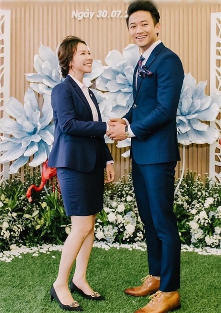 Thuộc thế hệ 7X, bà xã Quý Bình chuộng style gợi cảm hack tuổi-4