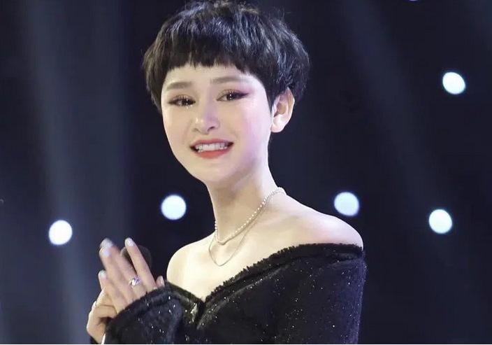 Tiết kiệm diện lại đồ cũ nhưng Hiền Hồ bị chê vì mix dép lạc quẻ-1