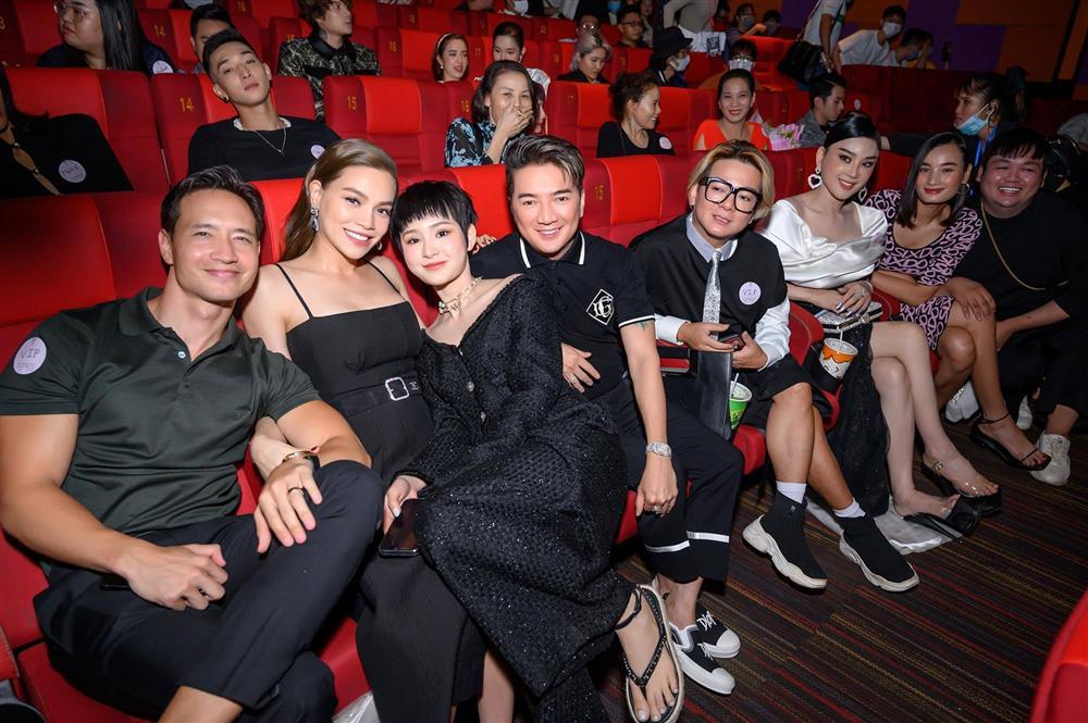 Tiết kiệm diện lại đồ cũ nhưng Hiền Hồ bị chê vì mix dép lạc quẻ-3