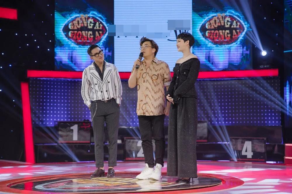 Tiết kiệm diện lại đồ cũ nhưng Hiền Hồ bị chê vì mix dép lạc quẻ-5