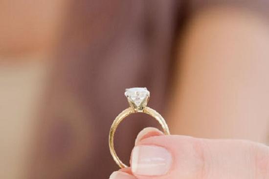 Cô gái bị cư dân mạng 'ném đá' khi trả lại nhẫn đính hôn 70 triệu vì cho rằng quá rẻ tiền