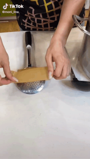 Cứ tưởng có sáng kiến mới, cô nàng ngã cây lại khiến dân mạng ngán ngẩm vì cách dùng muôi thủng múc nước-1