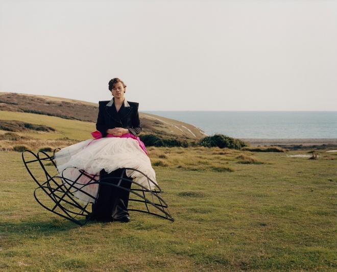 Harry Styles không ngại mặc váy áo nữ tính-3