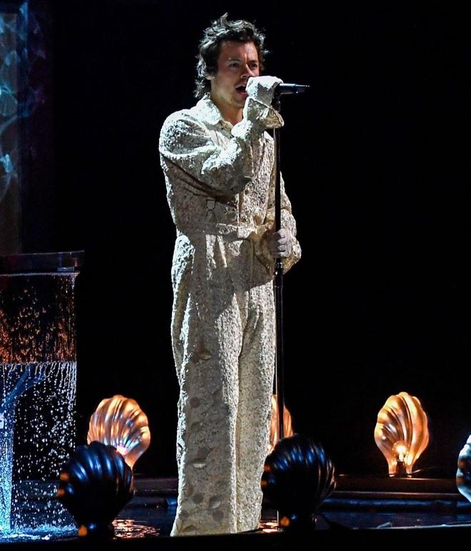 Harry Styles không ngại mặc váy áo nữ tính-6