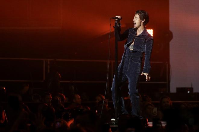 Harry Styles không ngại mặc váy áo nữ tính-7