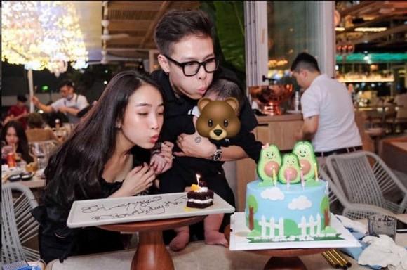 Khoe ảnh cả nhà cùng vui, ái nữ Minh Nhựa vẫn quyết tâm che mặt con trai-1