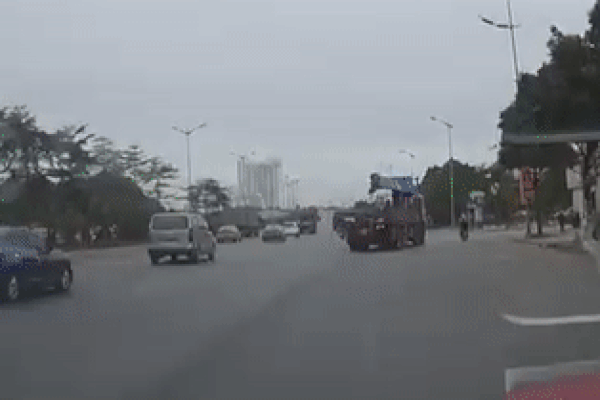 Xót xa người mẹ đau đớn ôm đứa con 6 tuổi tử vong vì xe ben cán qua-4