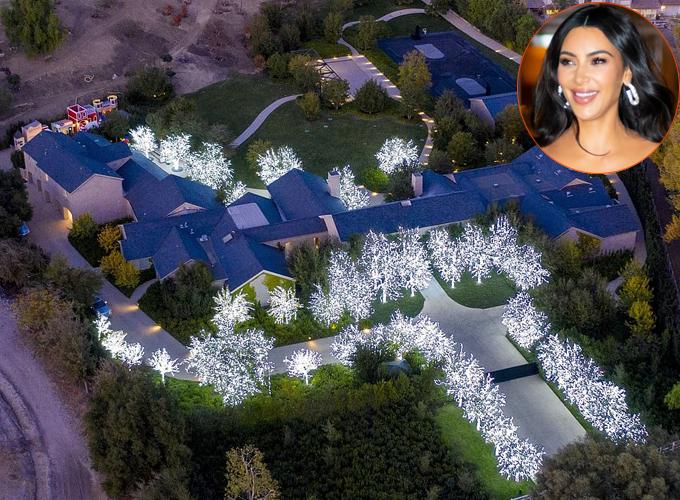 Biệt thự 60 triệu của vợ chồng Kim Kardashian - Kanye West ở Calabasas, California bừng sáng trong đêm khi cây cối được thắp điện trắng như bông tuyết.