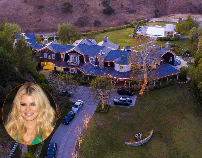 Ca sĩ Jessica Simpson trang trí mái nhà với đèn điện bảy sắc cầu vồng. Jessica có ba nhóc tỳ với cựu cầu thủ bóng bầu dục Eric Johnson.