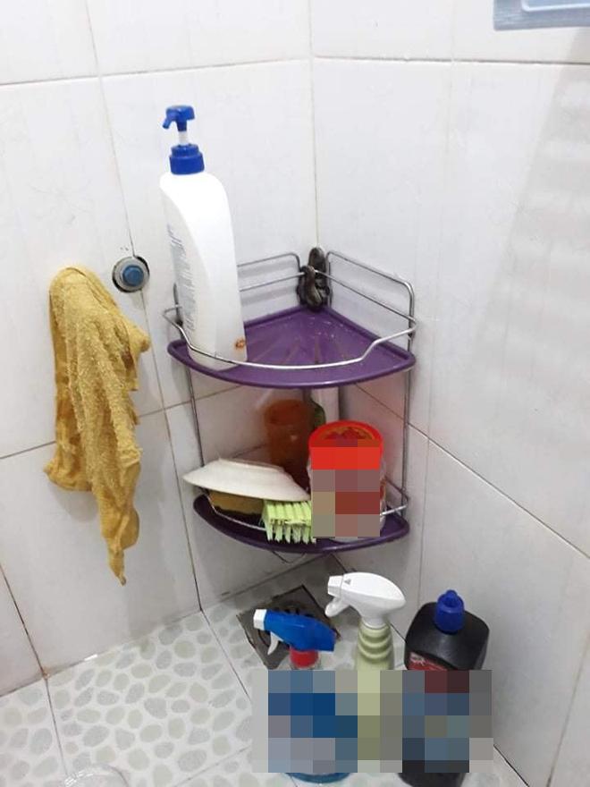 Đang tắm sờ phải con rắn, cô gái trẻ không kịp mặc quần áo phi như bay ra ngoài-1