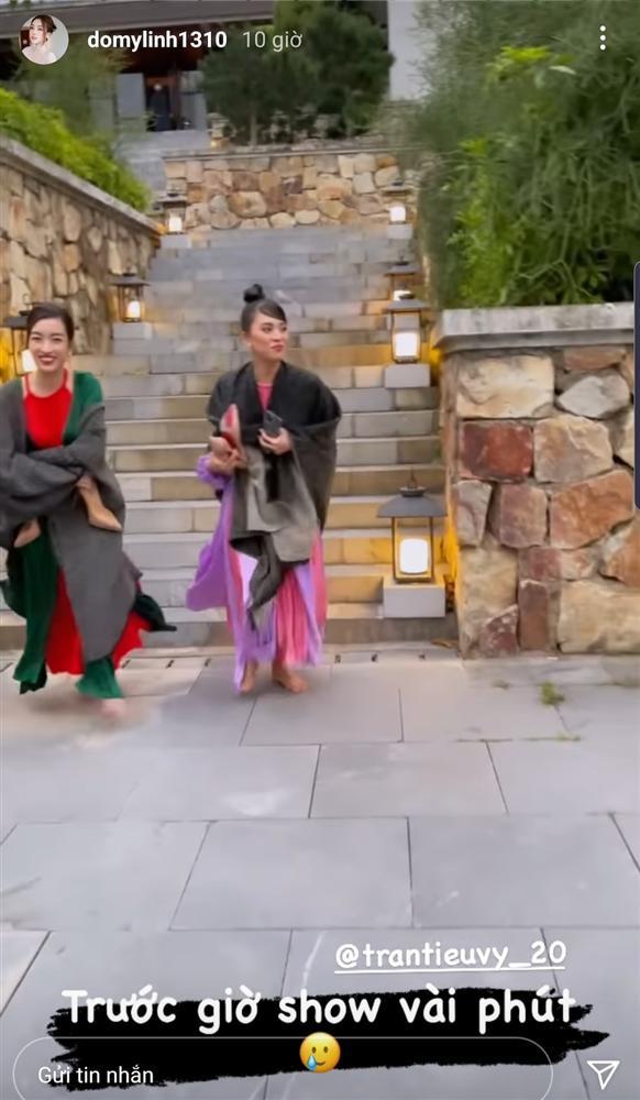 PHÌ CƯỜI: Đỗ Mỹ Linh, Tiểu Vy lên đồ lộng lẫy nhưng ôm giày chạy vì sợ trễ show-2