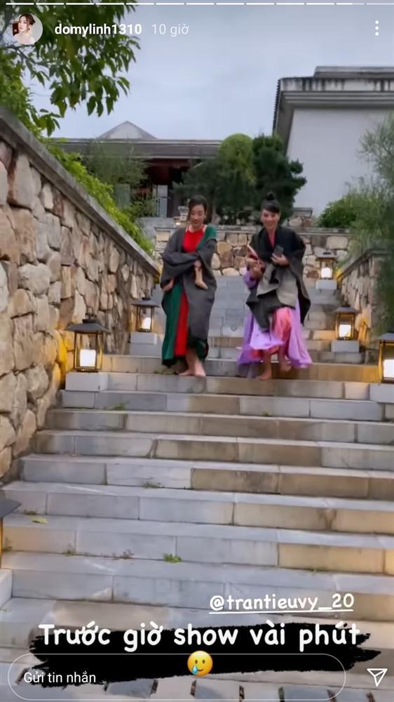 PHÌ CƯỜI: Đỗ Mỹ Linh, Tiểu Vy lên đồ lộng lẫy nhưng ôm giày chạy vì sợ trễ show-3