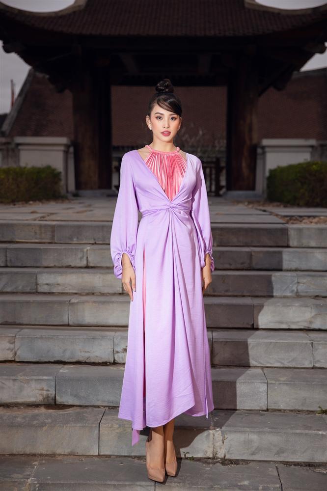 PHÌ CƯỜI: Đỗ Mỹ Linh, Tiểu Vy lên đồ lộng lẫy nhưng ôm giày chạy vì sợ trễ show-4