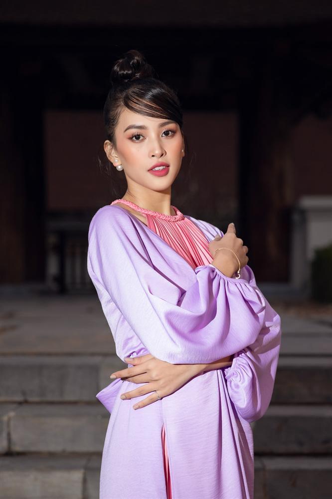 PHÌ CƯỜI: Đỗ Mỹ Linh, Tiểu Vy lên đồ lộng lẫy nhưng ôm giày chạy vì sợ trễ show-6