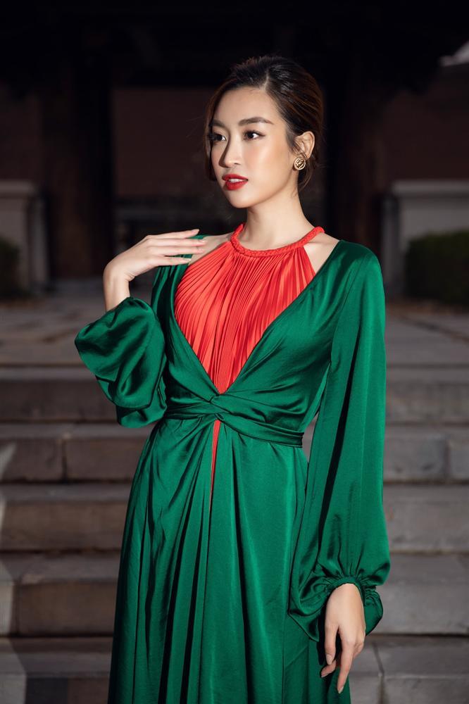 PHÌ CƯỜI: Đỗ Mỹ Linh, Tiểu Vy lên đồ lộng lẫy nhưng ôm giày chạy vì sợ trễ show-10