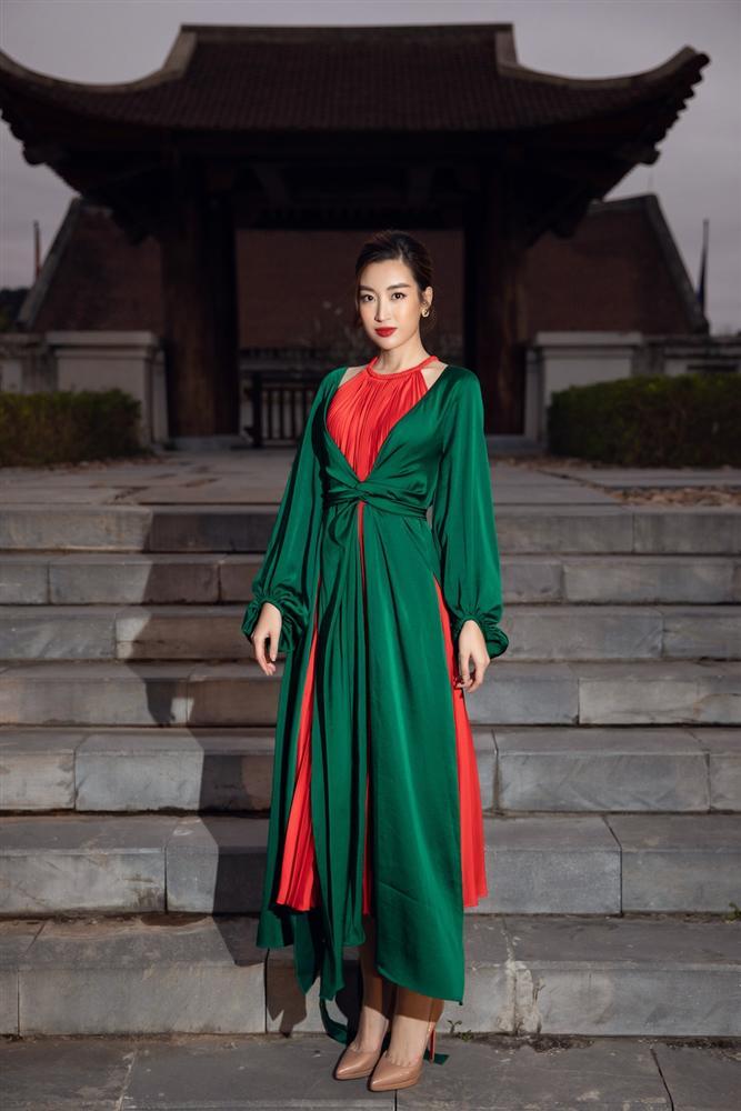 PHÌ CƯỜI: Đỗ Mỹ Linh, Tiểu Vy lên đồ lộng lẫy nhưng ôm giày chạy vì sợ trễ show-8