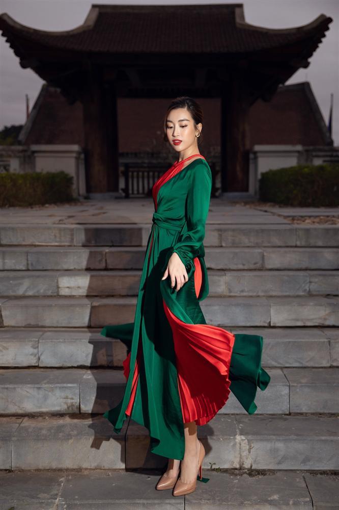 PHÌ CƯỜI: Đỗ Mỹ Linh, Tiểu Vy lên đồ lộng lẫy nhưng ôm giày chạy vì sợ trễ show-9