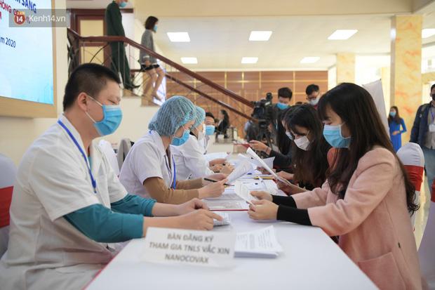 Sáng nay tiêm vaccine COVID-19 cho 3 người Việt Nam đầu tiên-1