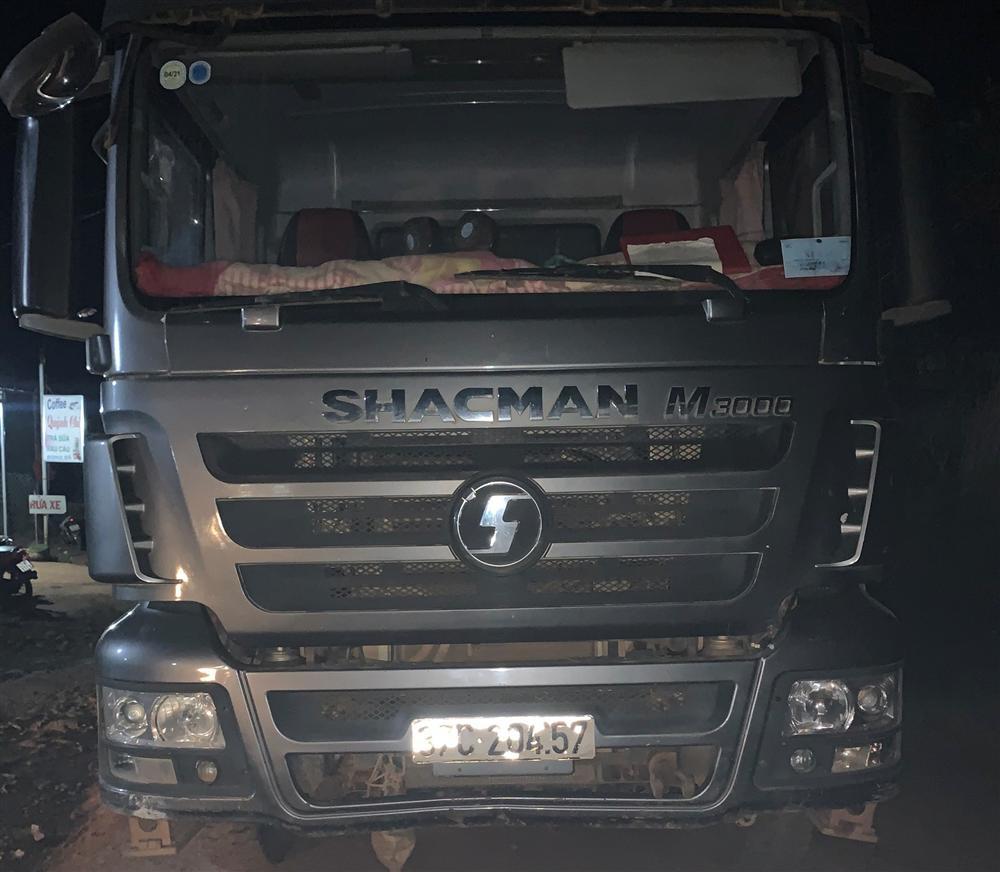 Xót xa người mẹ đau đớn ôm đứa con 6 tuổi tử vong vì xe ben cán qua-3